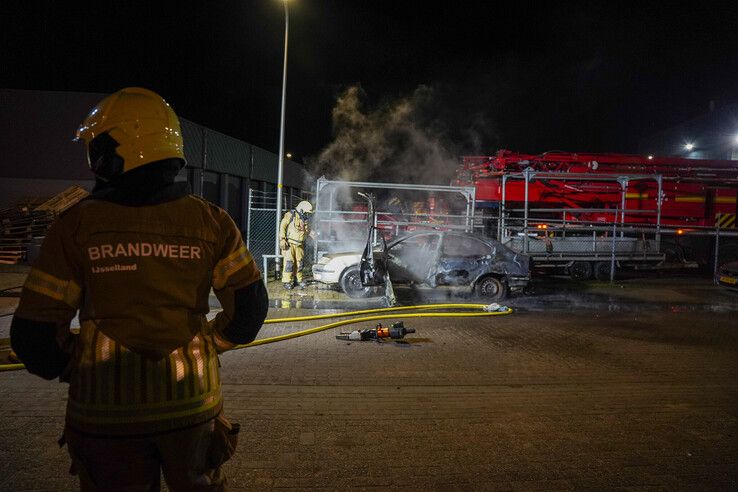 Geparkeerde auto volledig uitgebrand in IJsselmuiden