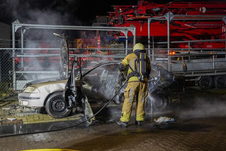 Geparkeerde auto volledig uitgebrand in IJsselmuiden
