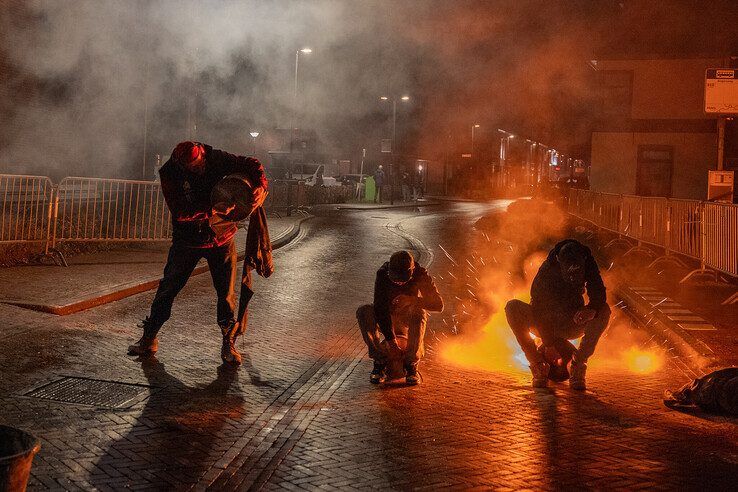 Noordweg in Kampen decor van melkbusschieten in aanloop naar jaarwisseling