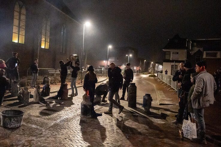 Noordweg in Kampen decor van melkbusschieten in aanloop naar jaarwisseling