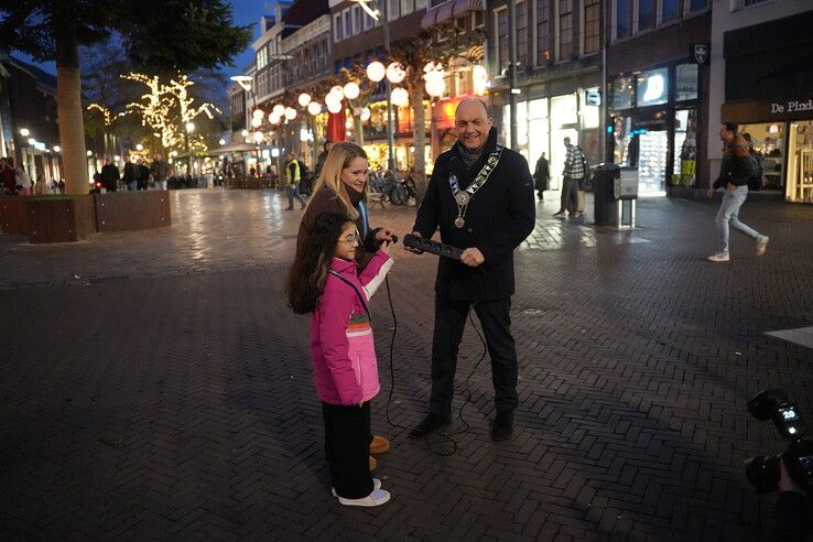 In Beeld: Kerstverlichting op de Grote Markt aangestoken