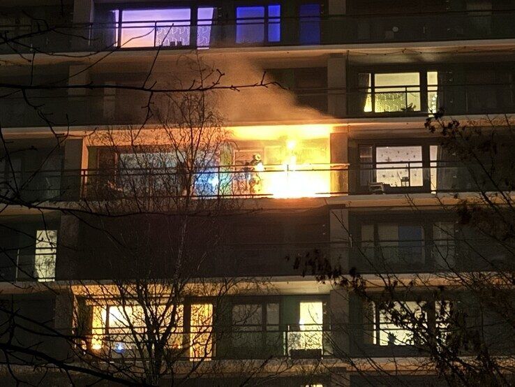 Vuurpijl zet balkon van flat Zwolle in brand