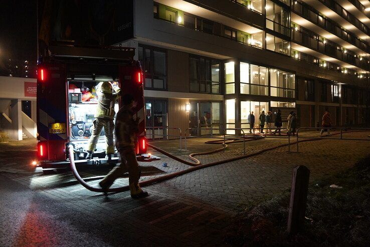 Vuurpijl zet balkon van flat Zwolle in brand