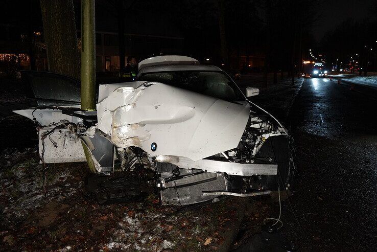 Na crash BMW: inzittenden gevlucht , tas met geld gevonden in kofferbak