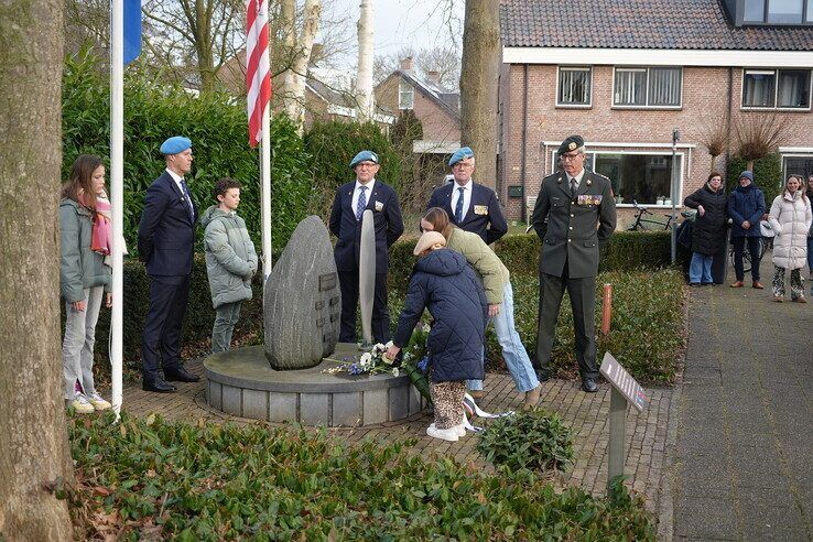 Herdenking bij monument B-17 aan de Eikenlaan in Zwolle