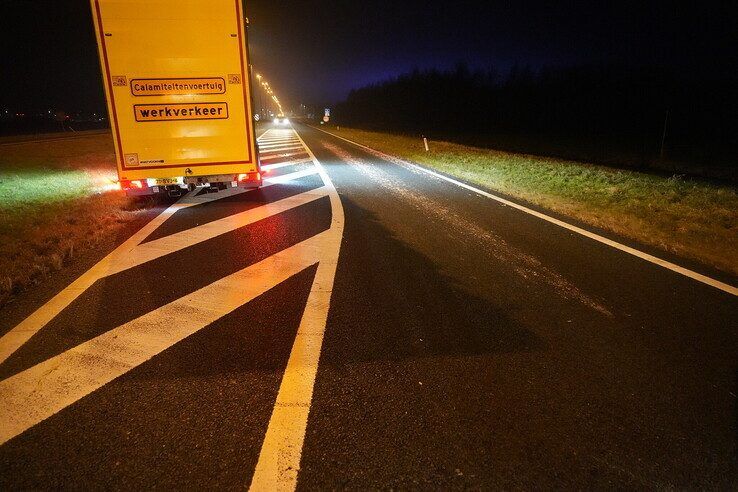 N50 richting Zwolle tijdelijk afgesloten door slachtafval op wegdek