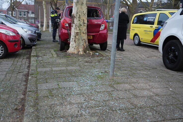 Auto tegen boom op de Turfmarkt