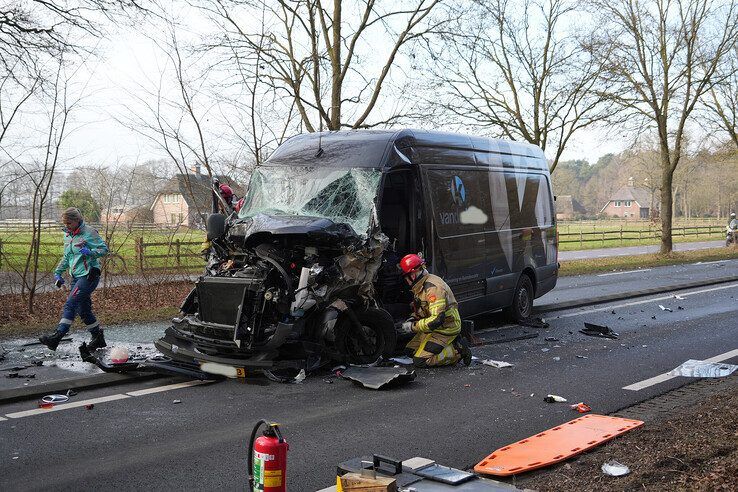 N35 bij Raalte dicht na botsing met meerdere voertuigen