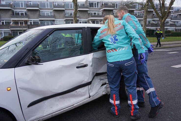 Rijnlaan afgesloten na aanrijding tussen Skoda en bestelbus