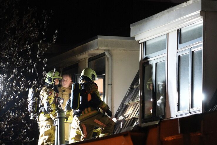 Brandweer grijpt in bij smeulbrand in dak woning in Zwolle
