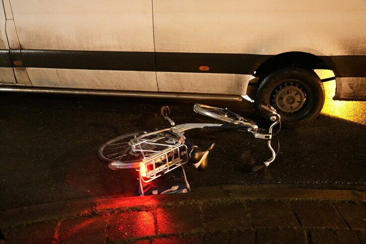 Fietser met spoed naar ziekenhuis na aanrijding met busje in Zwolle