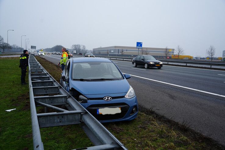 Auto raakt verkeersbord en vangrail bij tankstation Haers