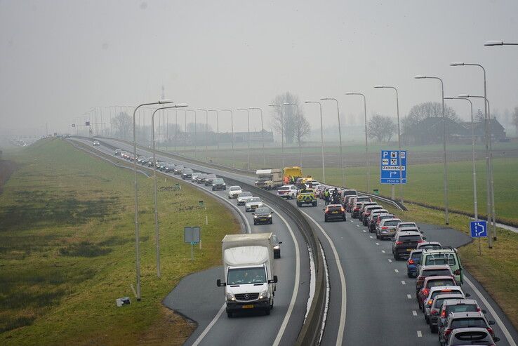 Aanhanger gekanteld bij ongeval op N50, lange file richting Zwolle