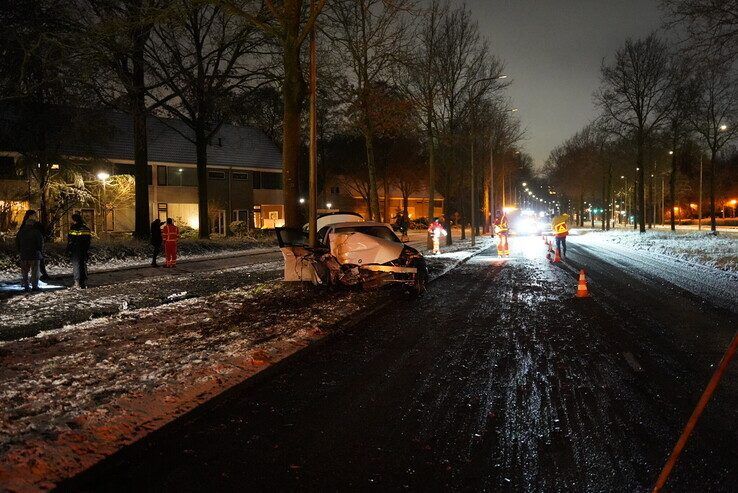 Na crash BMW: inzittenden gevlucht , tas met geld gevonden in kofferbak