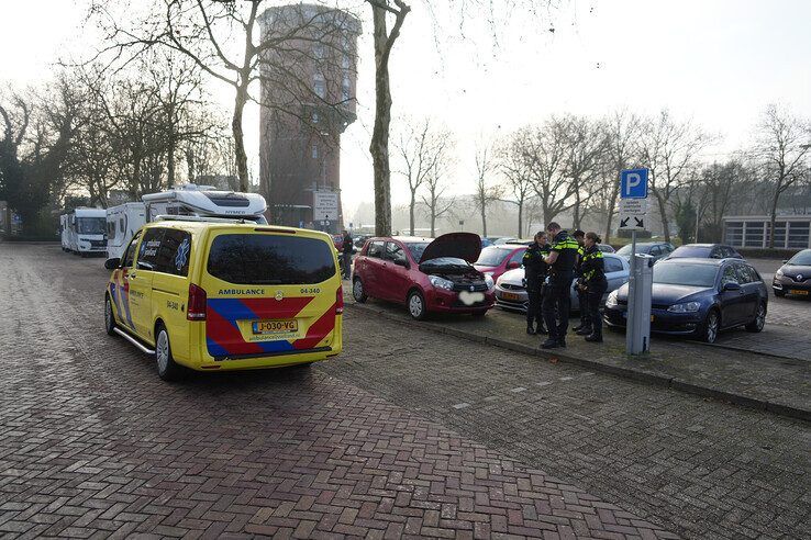 Auto tegen boom op de Turfmarkt