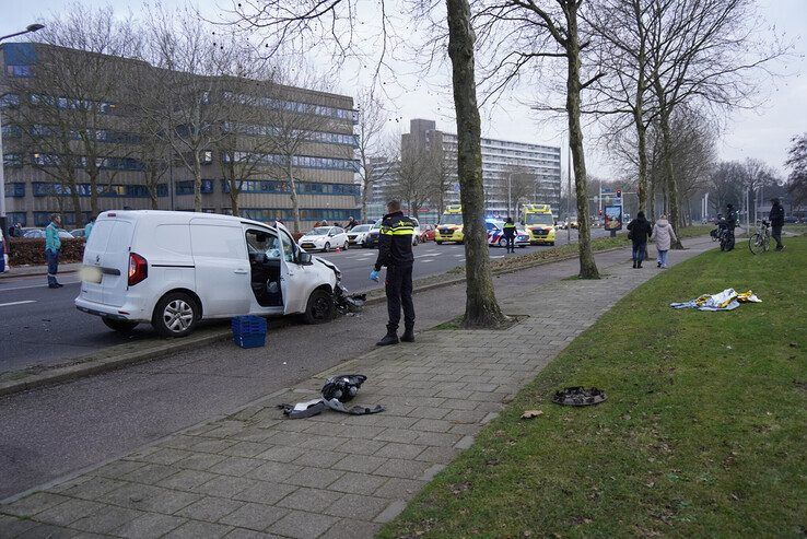 Rijnlaan afgesloten na aanrijding tussen Skoda en bestelbus