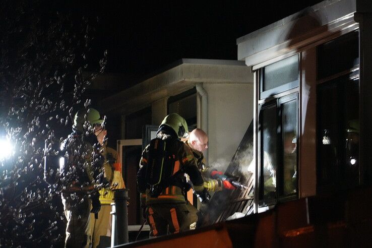 Brandweer grijpt in bij smeulbrand in dak woning in Zwolle