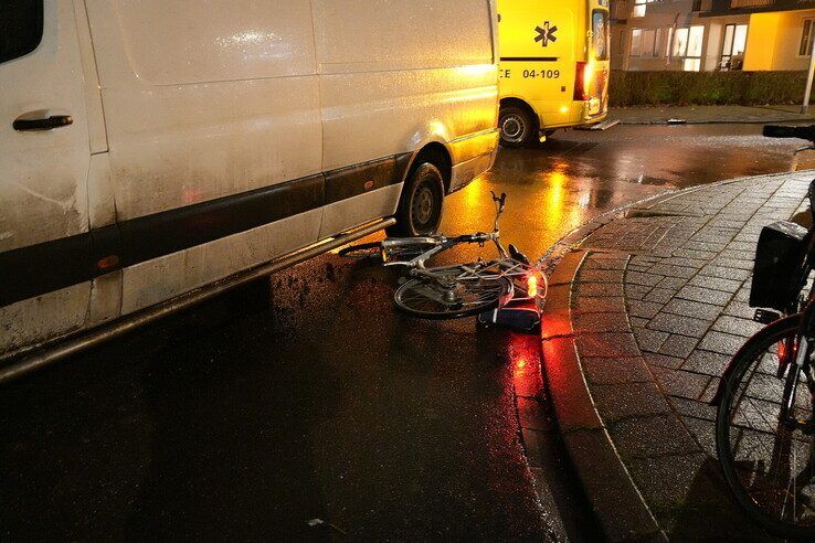 Fietser met spoed naar ziekenhuis na aanrijding met busje in Zwolle