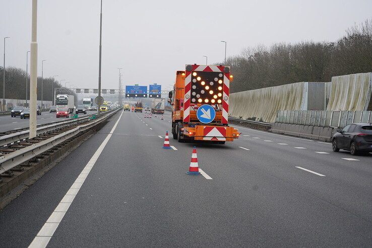 A28 bij Zwolle deels afgesloten na glas op wegdek