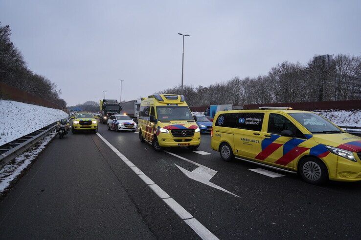 A28 bij Zwolle deels dicht na ongeval met meerdere auto’s