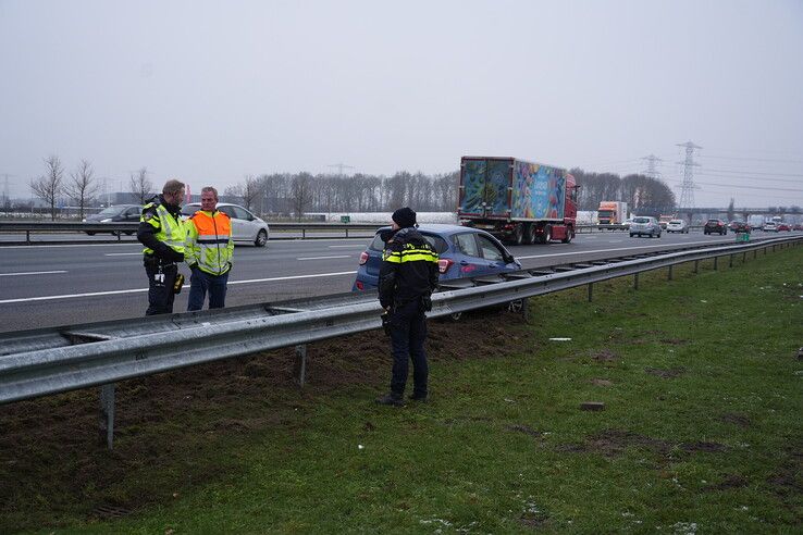 Auto raakt verkeersbord en vangrail bij tankstation Haers