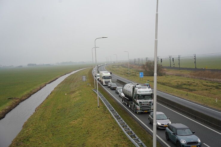 Aanhanger gekanteld bij ongeval op N50, lange file richting Zwolle