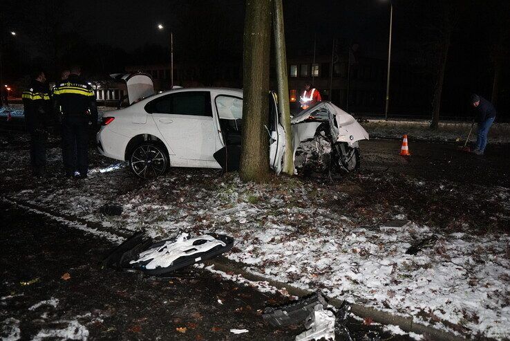 Na crash BMW: inzittenden gevlucht , tas met geld gevonden in kofferbak