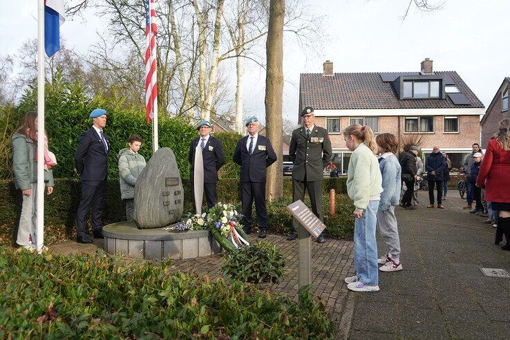 Herdenking bij monument B-17 aan de Eikenlaan in Zwolle
