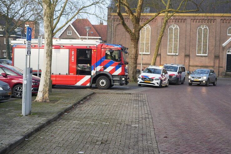 Auto tegen boom op de Turfmarkt