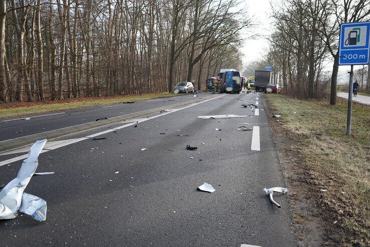 N35 bij Raalte dicht na botsing met meerdere voertuigen