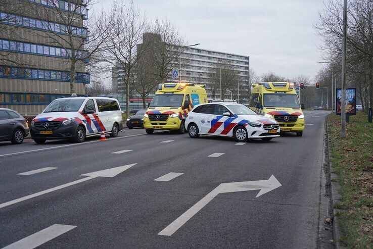 Rijnlaan afgesloten na aanrijding tussen Skoda en bestelbus
