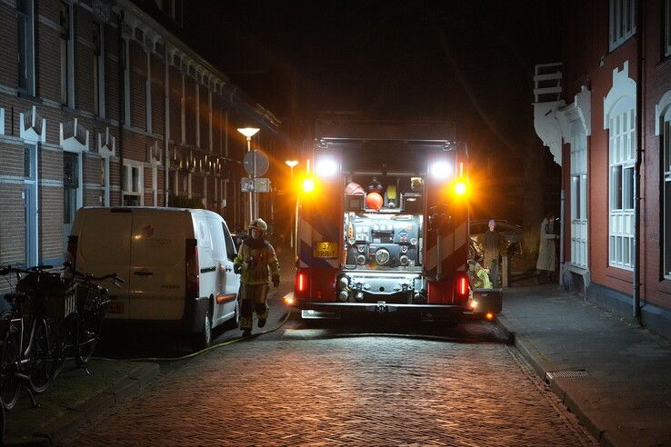 Brandweer grijpt in bij smeulbrand in dak woning in Zwolle