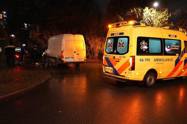 Fietser met spoed naar ziekenhuis na aanrijding met busje in Zwolle
