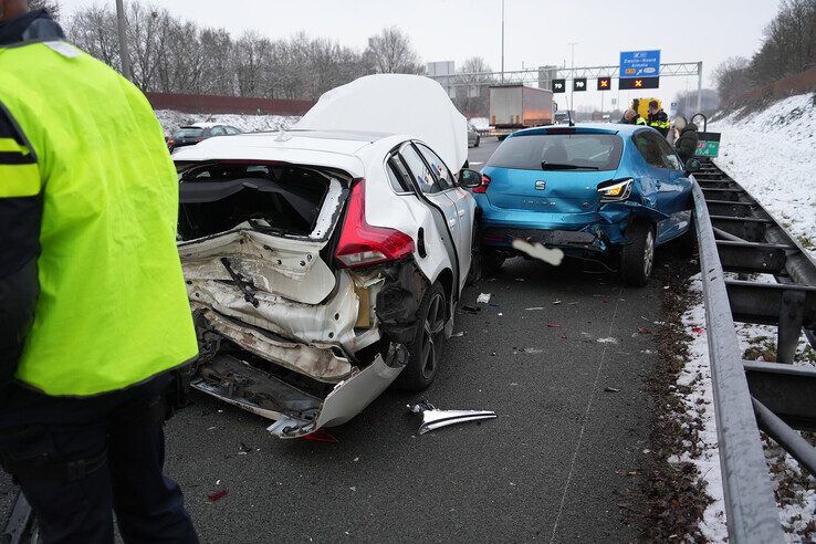 A28 bij Zwolle deels dicht na ongeval met meerdere auto’s