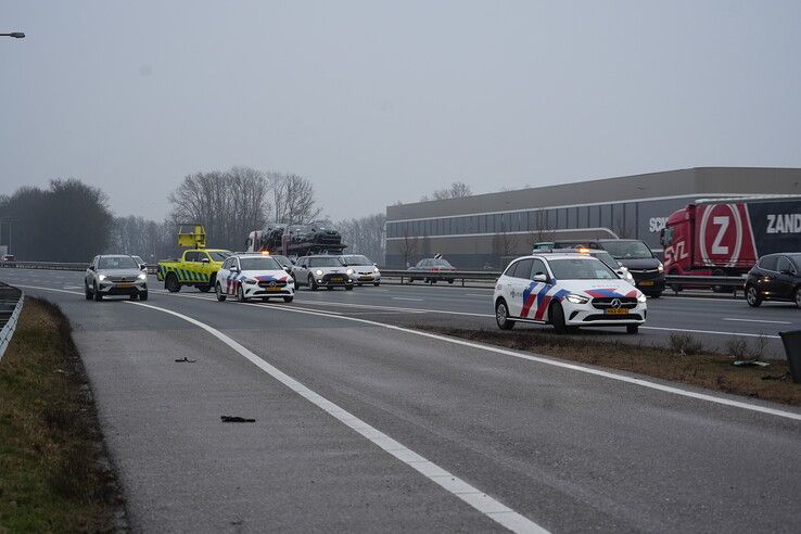 Auto raakt verkeersbord en vangrail bij tankstation Haers