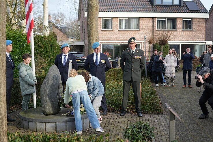 Herdenking bij monument B-17 aan de Eikenlaan in Zwolle
