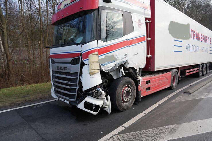 N35 bij Raalte dicht na botsing met meerdere voertuigen