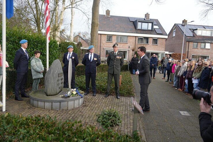 Herdenking bij monument B-17 aan de Eikenlaan in Zwolle