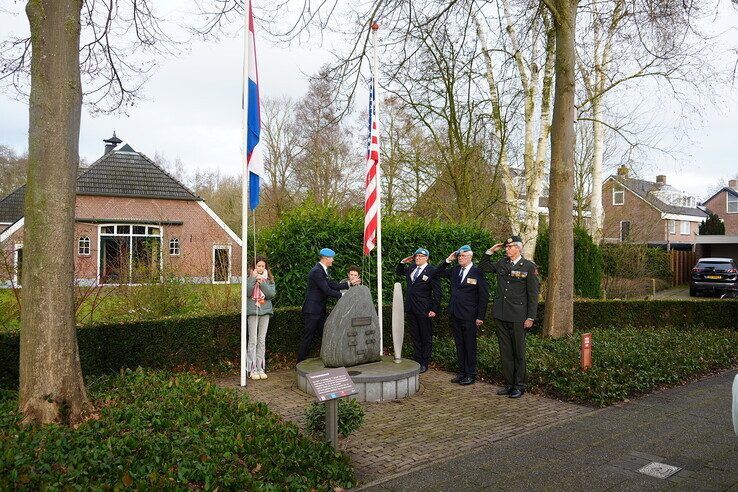 Herdenking bij monument B-17 aan de Eikenlaan in Zwolle