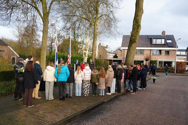 Herdenking bij monument B-17 aan de Eikenlaan in Zwolle