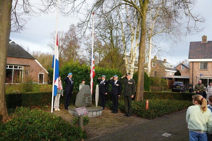 Herdenking bij monument B-17 aan de Eikenlaan in Zwolle