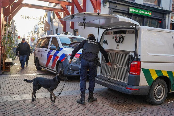 Politie en douane voerden gezamenlijke controle uit bij dönerzaak in Kampen