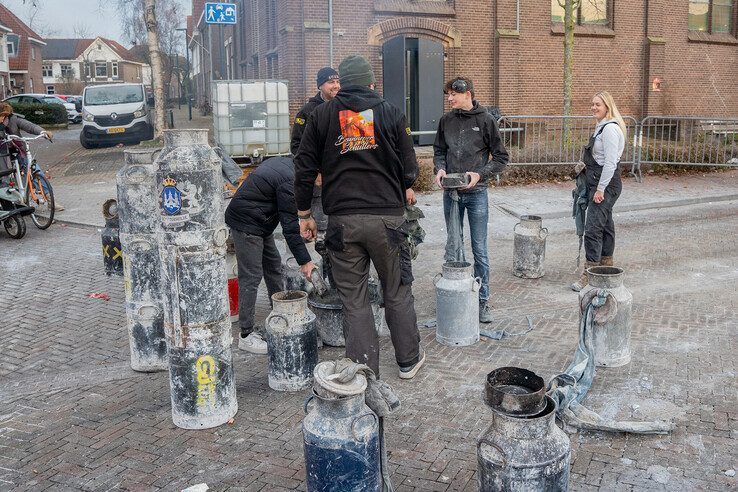 In beeld: 103 melkbussen bij recordpoging, oudjaarsdag verloopt rustig in Kampen en IJsselmuiden