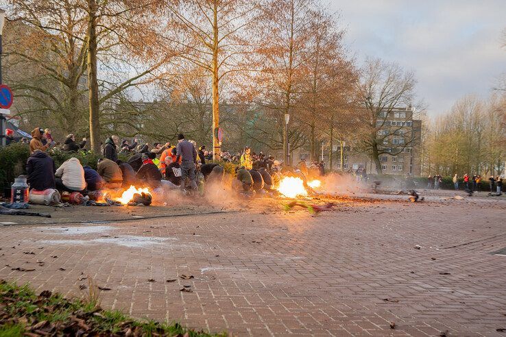 In beeld: 103 melkbussen bij recordpoging, oudjaarsdag verloopt rustig in Kampen en IJsselmuiden