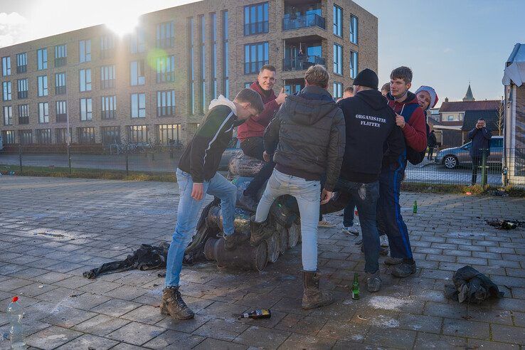 In beeld: 103 melkbussen bij recordpoging, oudjaarsdag verloopt rustig in Kampen en IJsselmuiden