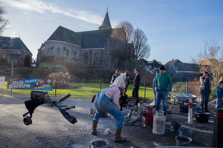 In beeld: 103 melkbussen bij recordpoging, oudjaarsdag verloopt rustig in Kampen en IJsselmuiden