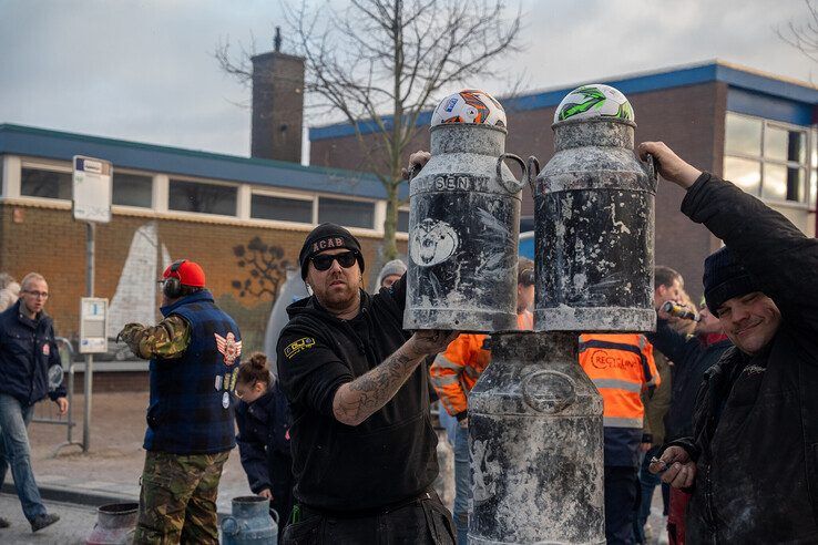 In beeld: 103 melkbussen bij recordpoging, oudjaarsdag verloopt rustig in Kampen en IJsselmuiden