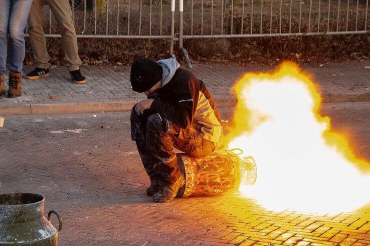 In beeld: 103 melkbussen bij recordpoging, oudjaarsdag verloopt rustig in Kampen en IJsselmuiden