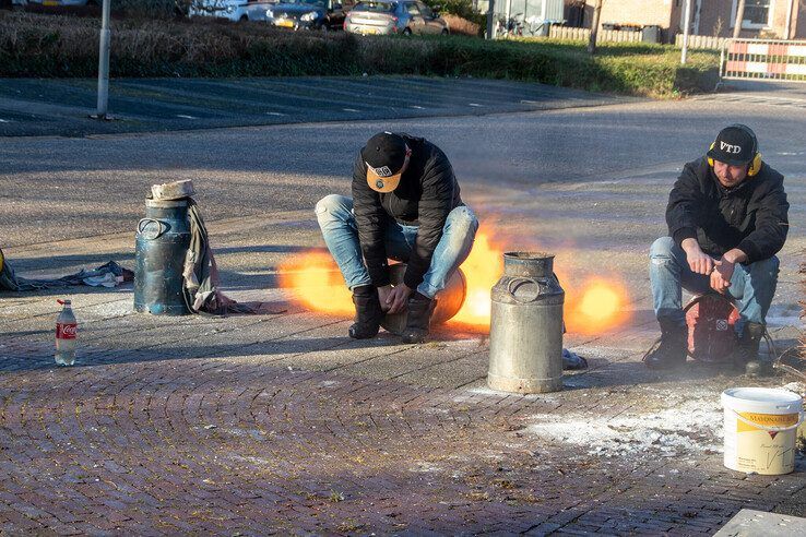 In beeld: 103 melkbussen bij recordpoging, oudjaarsdag verloopt rustig in Kampen en IJsselmuiden