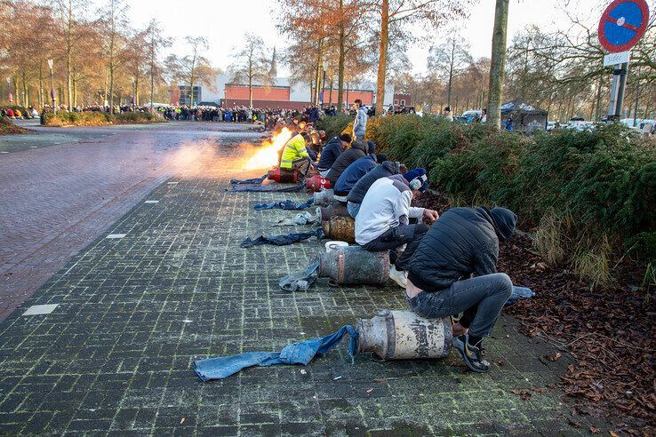 In beeld: 103 melkbussen bij recordpoging, oudjaarsdag verloopt rustig in Kampen en IJsselmuiden